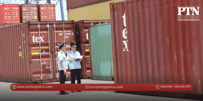 Nhân viên xuất nhập khẩu kiểm tra hàng hóa