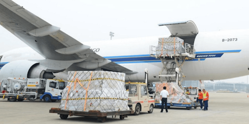 Hình ảnh nhân viên đang làm việc với lô hàng quốc tế